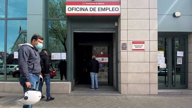 ep varias personas esperan en las inmediaciones de una oficina del sepe