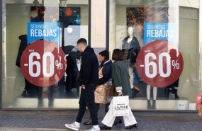 ep varias personas realizan compras en el inicio de las primeras rebajas del ano en comercios