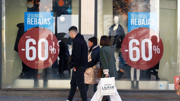 ep varias personas realizan compras en el inicio de las primeras rebajas del ano en comercios