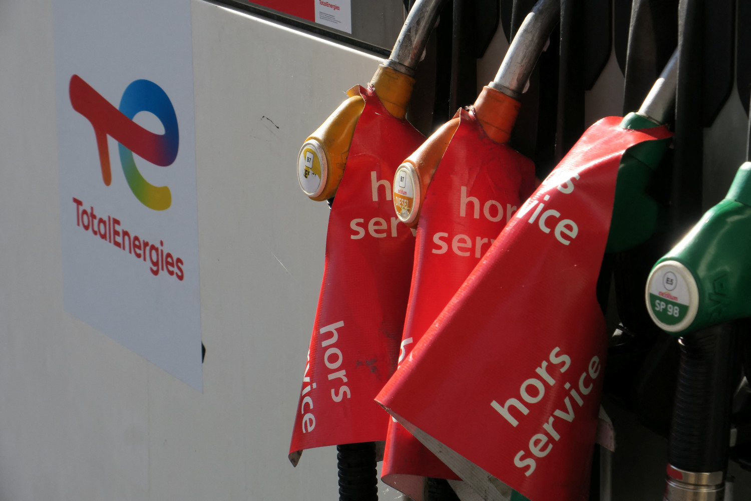des panneaux indiquant hors service sur des pompes a essence dans une station service de totalenergies 
