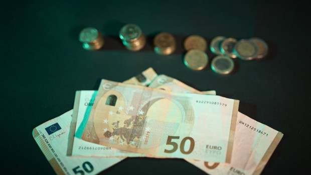 ep archivo   billetes y monedas a 3 de septiembre de 2025 en madrid espana el uso del dinero en