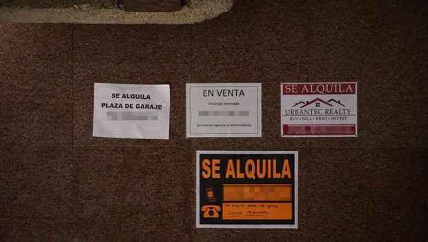 ep archivo   carteles de venta y alquiler de viviendas y plazas de garaje en el barrio de almagro