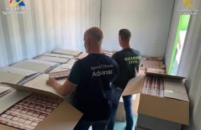 ep archivo   los agentes con las mas de 60000 cajetillas de tabaco de contrabando intervenidas en