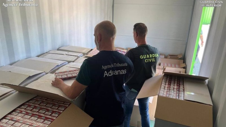 ep archivo   los agentes con las mas de 60000 cajetillas de tabaco de contrabando intervenidas en