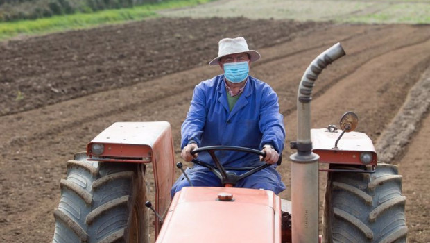 ep archivo   manuel rodriguez ara sus fincas con el tractor y mascarilla para plantar patatas en