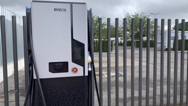 ep archivo   punto de recarga de vehiculos electricos e hibridos