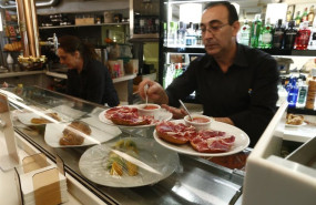 ep archivo trabajadores de un bar sirven comida ep archivo trabajadores de un bar sirven comida
