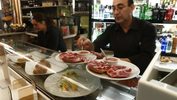 ep archivo trabajadores de un bar sirven comida ep archivo trabajadores de un bar sirven comida