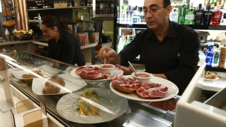 Archivo - Trabajadores de un bar sirven comida. | EUROPA PRESS - Archivo ep archivo trabajadores de un bar sirven comida