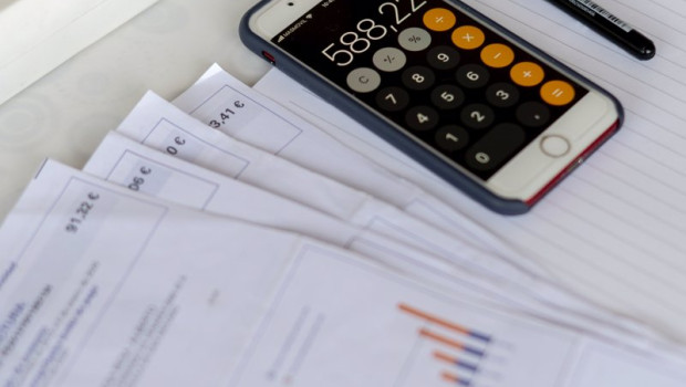 ep archivo   una calculadora una factura de la luz y una largadera a 3 de enero de 2022 en madrid