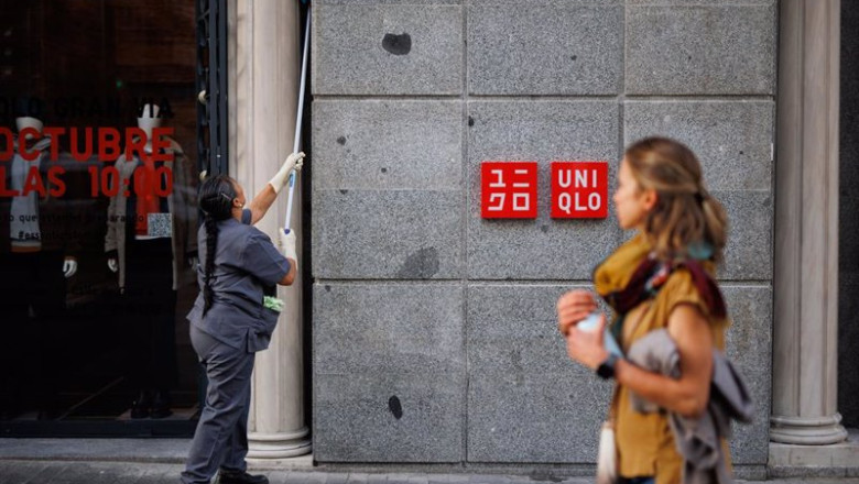 Archivo - Una empleada limpia la fachada de una tienda en Madrid. | Alejandro Martínez Vélez - Europa Press - Archivo ep archivo una empleada limpia la fachada de una tienda en madrid