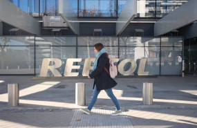 ep archivo una mujer pasa por delante de la sede de repsol a 27 de diciembre de 2023 en madrid ep archivo una mujer pasa por delante de la sede de repsol a 27 de diciembre de 2023 en madrid