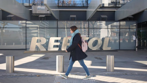 ep archivo   una mujer pasa por delante de la sede de repsol a 27 de diciembre de 2023 en madrid