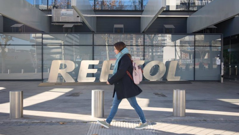 Jesús Hellín - Europa Press - Archivo ep archivo una mujer pasa por delante de la sede de repsol a 27 de diciembre de 2023 en madrid