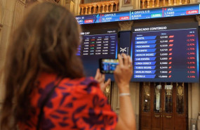 ep archivo   una persona fotografia paneles del ibex 35 en el palacio de la bolsa
