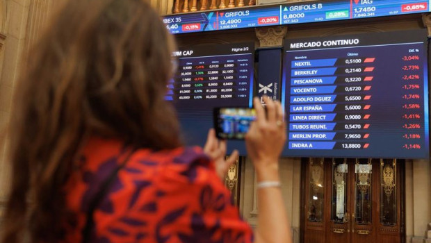 ep archivo   una persona fotografia paneles del ibex 35 en el palacio de la bolsa