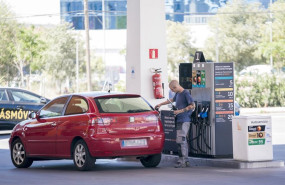 ep archivo   una persona reposta en una gasolinera 20260519105404