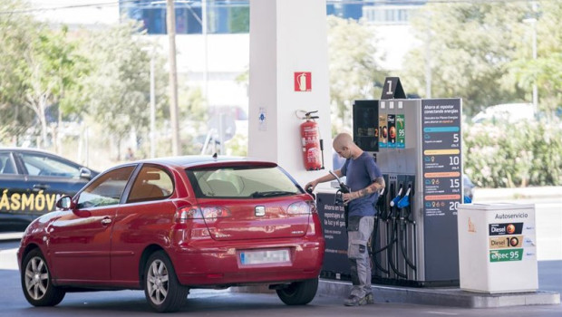 ep archivo   una persona reposta en una gasolinera 20260519105404
