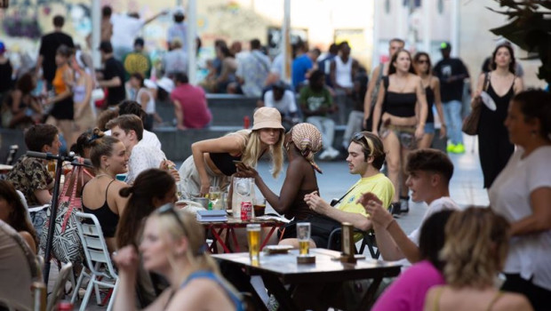 ep archivo   varias personas sentadas en bares en barcelona espana