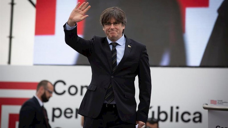 ep carles puigdemont saluda al publico en el acto de perpignan