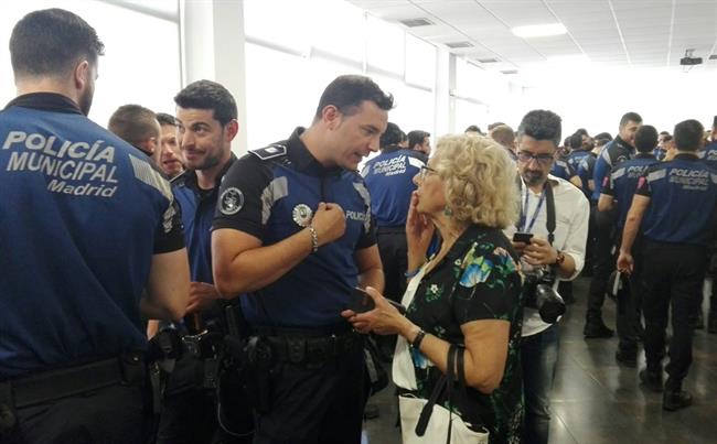 Carmena con agentes de Policía Municipal de Madrid | EUROPA PRESS ep carmenaagentespolicia municipalmadrid