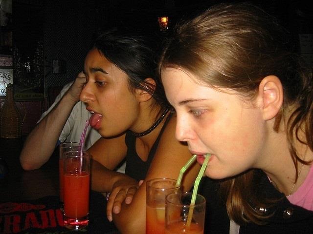 Chicas jóvenes bebiendo alcohol en un bar | FLICKR/BURGE5K ep chicas jovenes bebiendo alcoholun bar