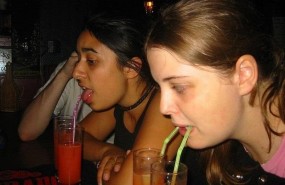 ep chicas jovenes bebiendo alcoholun bar