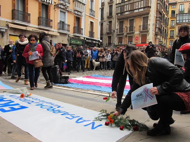 Concentración y ofrenda floral en memoria de Ekai | EUROPA PRESS ep concentracionofrenda floralmemoriaekai