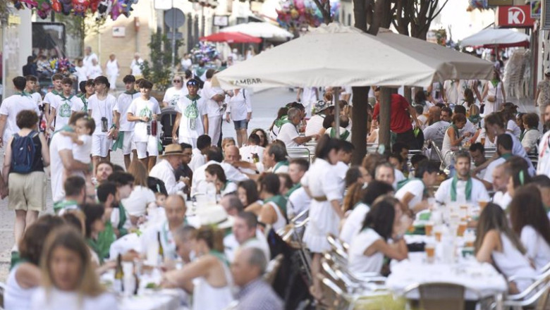ep decenas de personas en la terraza de un bar el dia del lanzamiento del cohete anunciador de las ep decenas de personas en la terraza de un bar el dia del lanzamiento del cohete anunciador de las