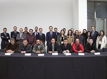 E ldirector territorial de Abanca en A Coruña,, Gerardo Fuertes, y el director de Abanca Mar, Javier Fraga, junto a representantes de cofradías coruñesas | ABANCA ep e ldirector territorial de abanca en a coruna gerardo fuertes y el director de abanca mar javier