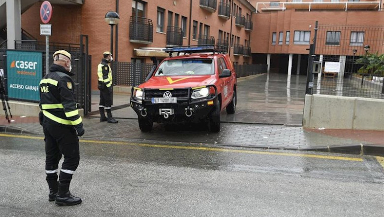 ep efectivos de la unidad militar de emergencias ume en la residencia de ancianos y tercera edad