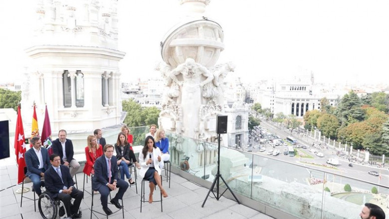 El alcalde de Madrid, José Luis Martínez-Almeida (2i) y la vicealcaldesa, Begoña Villacís (1d), acompañados por todos los miembros del equipo de Gobierno municipal, estrechan sus manos durante un acto en el que han hecho balance de los primeros 100 días d | Marta Fernández - Europa Press ep el alcalde de madrid jose luis martinez-almeida 2i y la vicealcaldesa begona villacis 1d