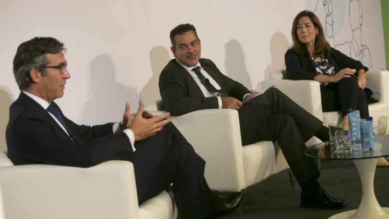 ep el director de sostenibilidad de caixabank eugenio solla y la directora general adjunta de banco