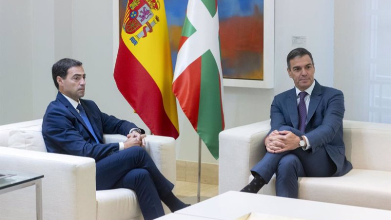 ep el lehendakari imanol pradales y el presidente del gobierno pedro sanchez durante una reunion en ep el lehendakari imanol pradales y el presidente del gobierno pedro sanchez durante una reunion en