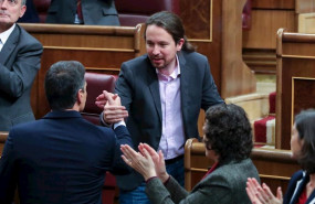 ep el lider de podemos pablo iglesias estrecha la mano del presidente del gobierno en funciones