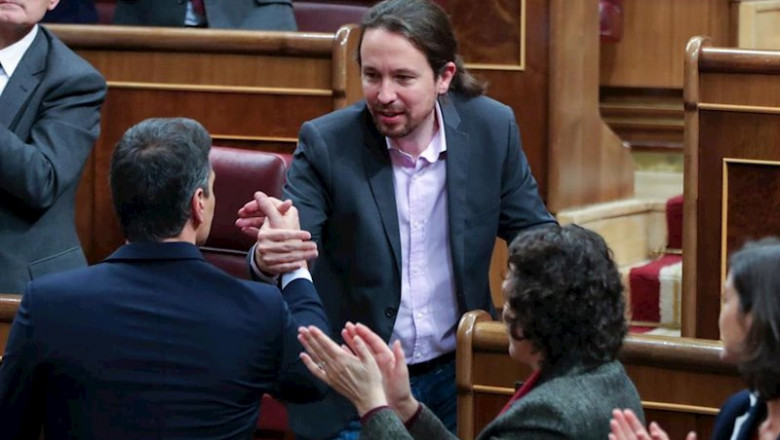 ep el lider de podemos pablo iglesias estrecha la mano del presidente del gobierno en funciones