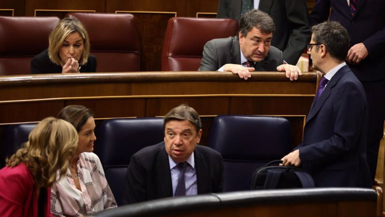 El portavoz del PNV en el Congreso de los Diputados, Aitor Esteban (c), y el ministro de Presidencia, Relaciones con las Cortes y Memoria Democrática, Félix Bolaños (d), conversan en una sesión de control, en el Congreso | Eduardo Parra - Europa Press ep el portavoz del pnv en el congreso de los diputados aitor esteban c y el ministro de presidencia