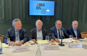 ep el presidente de la associacio daccionistes minoritaris del banc sabadell aambs jordi casas junto