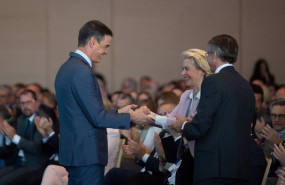 ep el presidente del gobierno pedro sanchez cogido de las manos con la presidenta de la comision