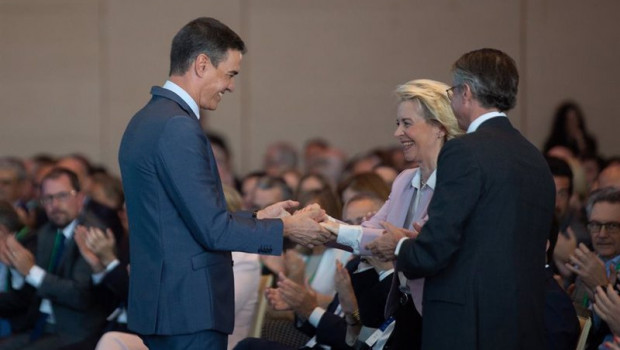 ep el presidente del gobierno pedro sanchez cogido de las manos con la presidenta de la comision