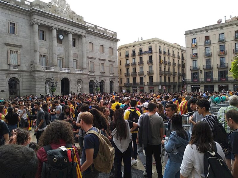 ep estudiantes de la manifestacion se concentran en la plaza sant jaume de barcelona