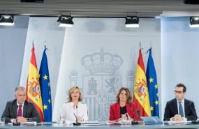 ep i d el ministro de politica territorial y memora democratica angel victor torres la ministra de
