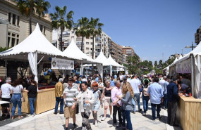 ep imagen de los ciudadanos y turistas visitando la cruz de mayo creada por cinco hermandades en el