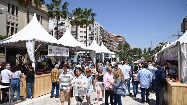 ep imagen de los ciudadanos y turistas visitando la cruz de mayo creada por cinco hermandades en el ep imagen de los ciudadanos y turistas visitando la cruz de mayo creada por cinco hermandades en el