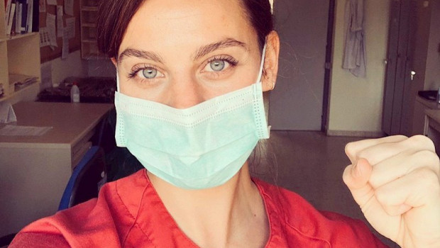 ep la actriz clara alvarado en un selfie durante su labor en el hospital