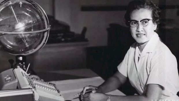 ep la matematica de investigacion de la nasa katherine johnson fotografiada en su escritorio en el