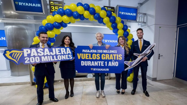 ep la pasajera numero 200 millones mieke vos durante la celebracion de los 200 millones de pasajeros