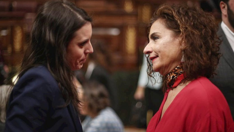 ep la portavoz del gobierno y ministra de hacienda maria jesus montero conversa con la ministra de