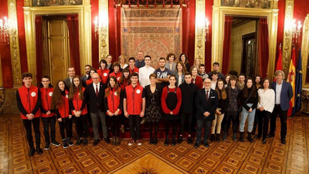 ep la presidenta chivite junto a los estudiantes navarros que han participado en un concurso