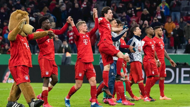 ep los jugadores del bayern munich celebran un triunfo en la copa de alemania